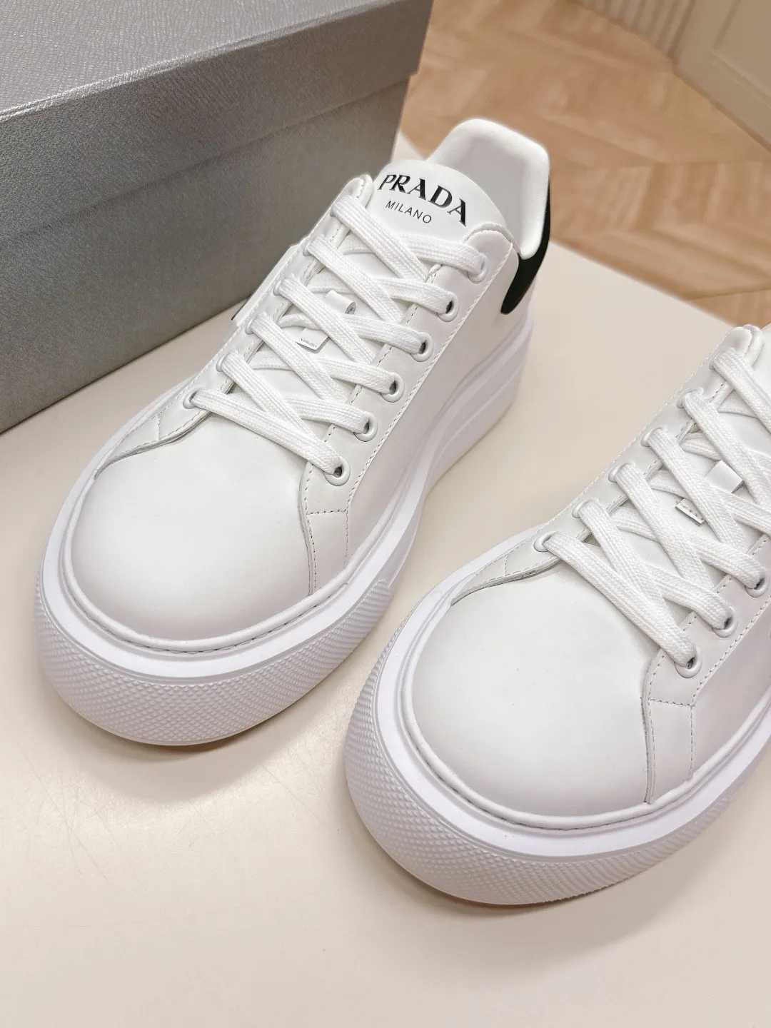 👟👟Ex-factory price 600👟👟 Prada 25ss new casual white shoes, couple style 👫 P fashion white shoes, re-released, high-quality shipments, elegant and generous, comfortable on the feet, super classic, super light and comfortable on the feet Fabric: silky cowhide Lining: water-dyed sheepskin lining + genuine leather foot sole: EVA outsole Code number: 35-45 (40 for women, 45 for men, customized)